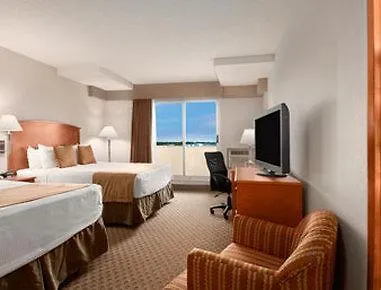Hotel Ramada By Wyndham Edmonton South 3*,