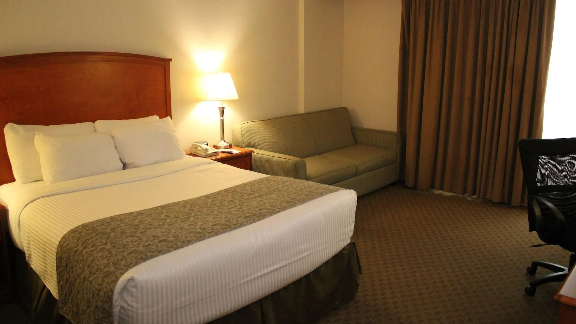 Ramada By Wyndham Edmonton South Hotell Kanada