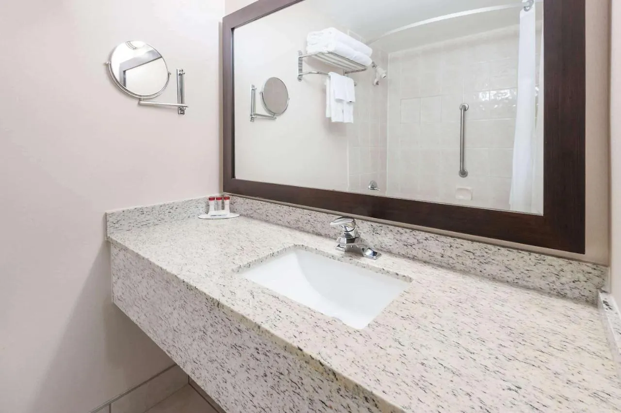 Ramada By Wyndham Edmonton South Hotell