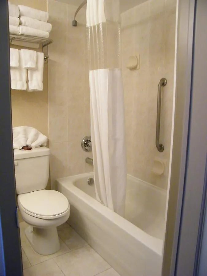 Ramada By Wyndham Edmonton South Hotell