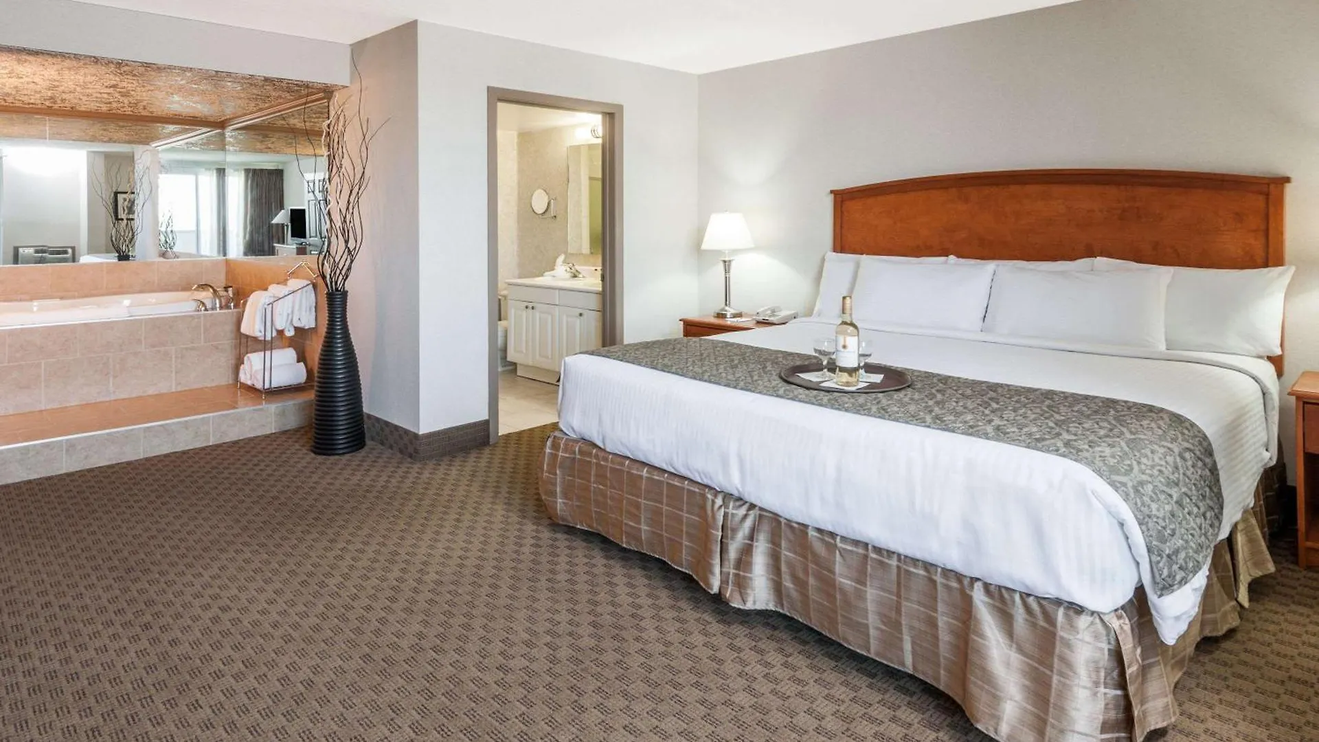 Ramada By Wyndham Edmonton South Hotell