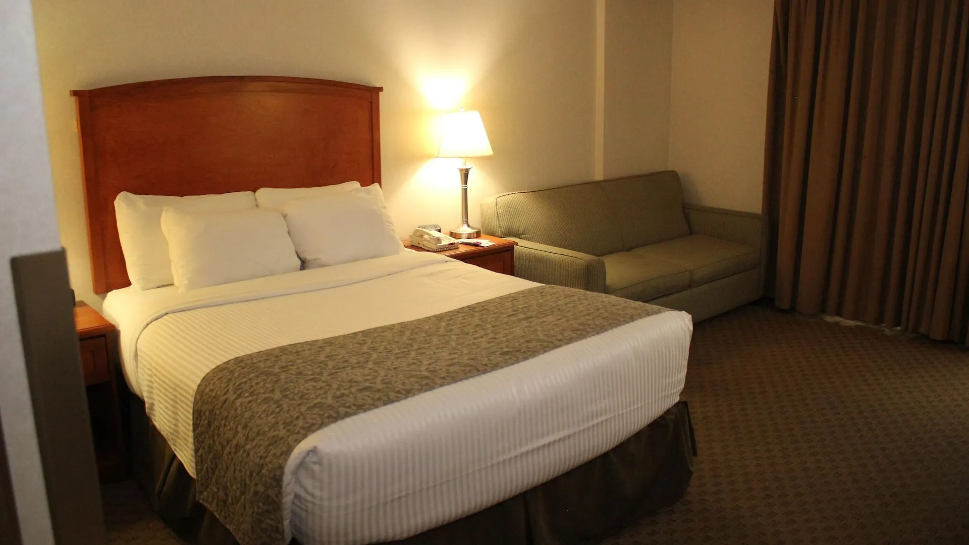 Hotel Ramada By Wyndham Edmonton South
