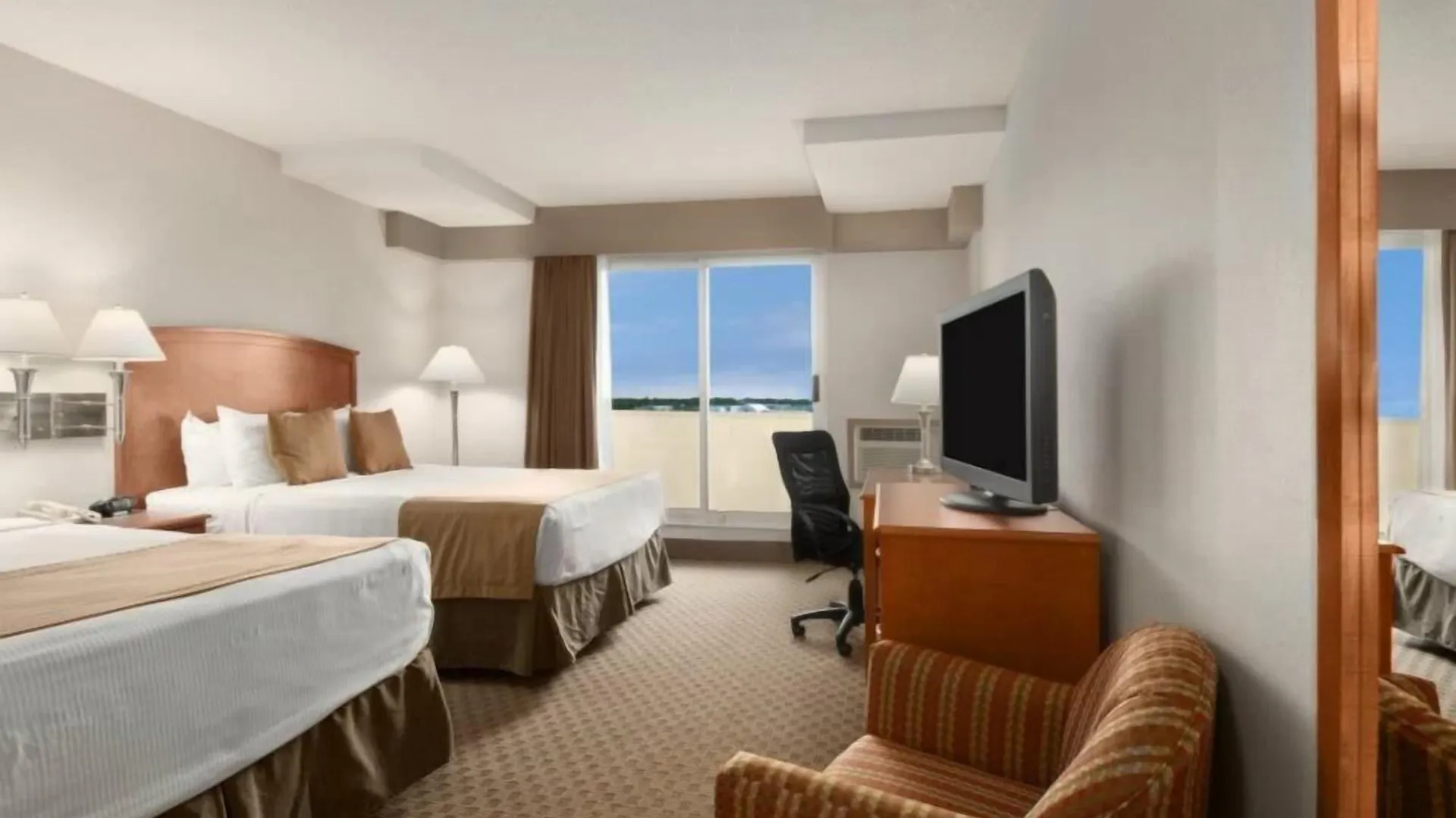Hotel Ramada By Wyndham Edmonton South