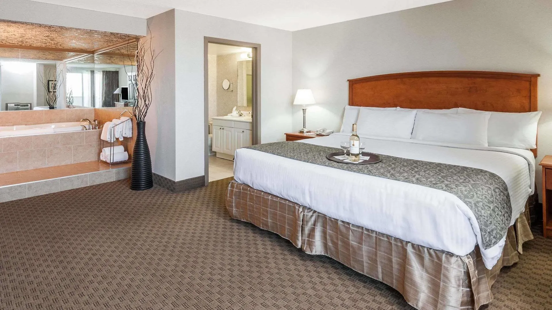 Hotel Ramada By Wyndham Edmonton South 3*,  Kanada