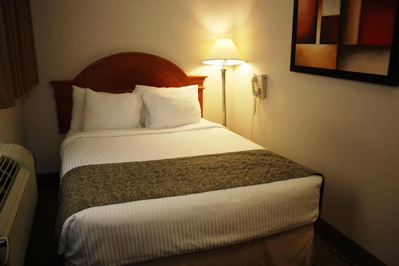 Ramada By Wyndham Edmonton South Hotel 3*,